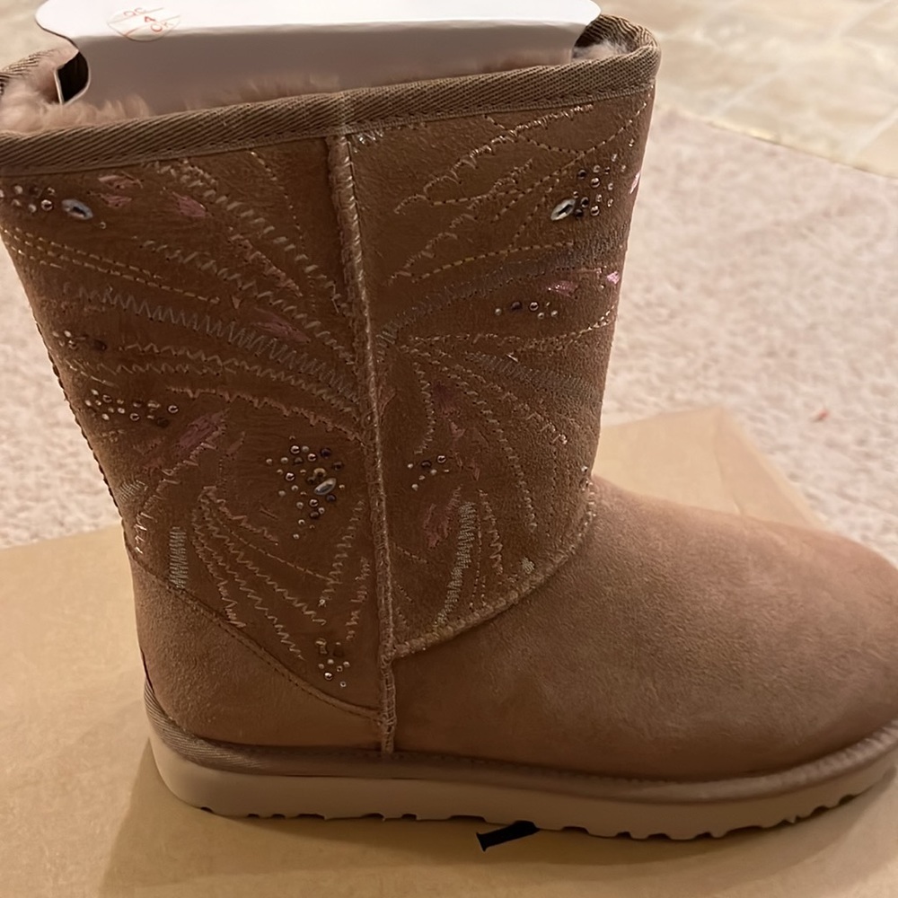 UGG® Beachwood & Goldtone Burst Classic
Short Suede Boot - Picture 9 of 11